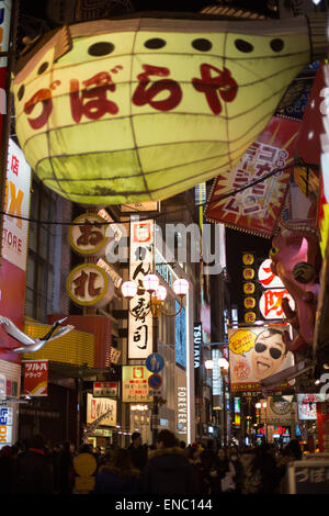 Straßenschilder beleuchtet in der Nacht, Dotonburi Bezirk, Osaka, Japan. Stockfoto