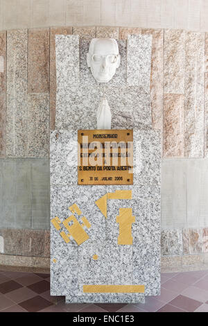 Statue, Monsignore Manuel Vaz Coutinho im Exterieur der Krypta der Sao Bento da Porta aberta Heiligtum, Portugal. Stockfoto