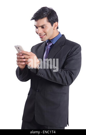 1 indische Geschäftsmann Telefon Rading Nachricht Stockfoto