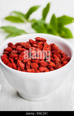 weiße Schale mit Goji-Beeren auf den Tisch Stockfoto