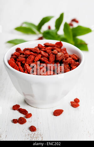 weiße Schale mit Goji-Beeren auf den Tisch Stockfoto