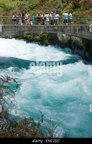 Touristen genießen den Anblick der tosenden Stromschnellen an den Huka Falls am Waikato River Taupo Nordinsel Neuseeland Stockfoto