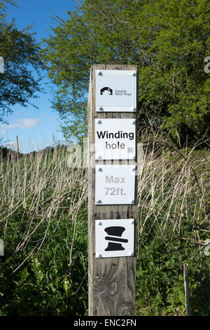 Wicklung Loch Marker Post auf der Kennet und Avon Kanal in der Nähe von Devizes - Kanal und Fluss Vertrauen Stockfoto