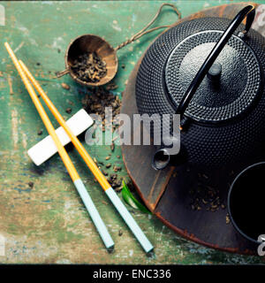 Chinesische Tee-Set und Stäbchen auf rustikalen Holztisch Stockfoto