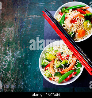 Chinesische Nudeln mit Gemüse und Garnelen. Essen-Hintergrund Stockfoto