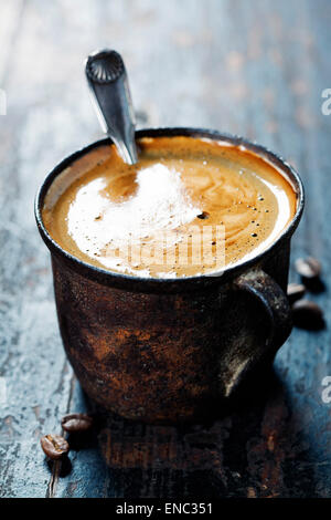 Alte Kaffeetasse auf rustikal dunkel Stockfoto