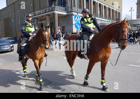 Zwei montiert weibliche schwedischen Polizisten patrouillieren auf der Straße der Stadt Göteborg, Schweden Stockfoto