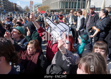 Protestierende Menge, Gegendemonstranten, zeigt "Mittelfinger" während PEGIDA-Demonstration. Göteborg, Schweden Stockfoto