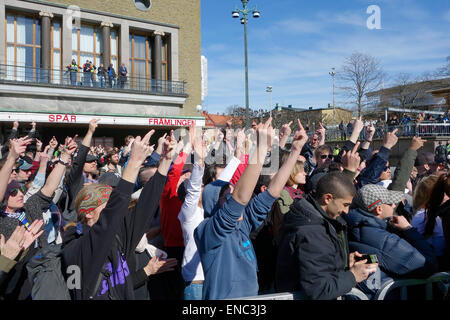 Protestierende Menge, linken Gegendemonstranten, zeigt "Mittelfinger" Stockfoto