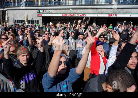 Protestierende Menge, radikale Linke Gegendemonstranten, zeigt "Mittelfinger" während PEGIDA-Demonstration gegen Islamisierung Stockfoto