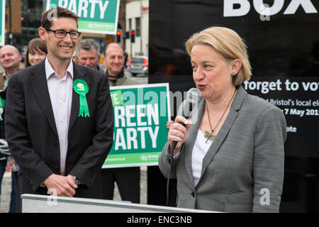 Bristol, UK. 2. Mai 2015. Grüne Partei Führer spricht über die Partei Verkehrspolitik, sprechen neben Bristol West Parlamentskandidatin Darren Hall im Zentrum von Bristol, UK. 2. Mai 2015. Bildnachweis: Redorbital Fotografie/Alamy Live-Nachrichten Stockfoto