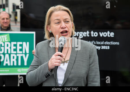 Bristol, UK. 2. Mai 2015. Grüne Partei Führer spricht über die Partei Verkehrspolitik, sprechen neben Bristol West Parlamentskandidatin Darren Hall im Zentrum von Bristol, UK. 2. Mai 2015. Bildnachweis: Redorbital Fotografie/Alamy Live-Nachrichten Stockfoto