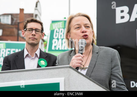 Bristol, UK. 2. Mai 2015. Grüne Partei Führer spricht über die Partei Verkehrspolitik, sprechen neben Bristol West Parlamentskandidatin Darren Hall im Zentrum von Bristol, UK. 2. Mai 2015. Bildnachweis: Redorbital Fotografie/Alamy Live-Nachrichten Stockfoto