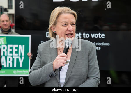 Bristol, UK. 2. Mai 2015. Grüne Partei Führer spricht über die Partei Verkehrspolitik, sprechen neben Bristol West Parlamentskandidatin Darren Hall im Zentrum von Bristol, UK. 2. Mai 2015. Bildnachweis: Redorbital Fotografie/Alamy Live-Nachrichten Stockfoto