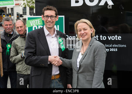 Bristol, UK. 2. Mai 2015. Grüne Partei Führer spricht über die Partei Verkehrspolitik, sprechen neben Bristol West Parlamentskandidatin Darren Hall im Zentrum von Bristol, UK. 2. Mai 2015. Bildnachweis: Redorbital Fotografie/Alamy Live-Nachrichten Stockfoto