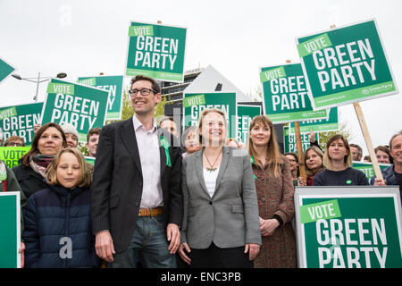 Bristol, UK. 2. Mai 2015. Grüne Partei Führer spricht über die Partei Verkehrspolitik, sprechen neben Bristol West Parlamentskandidatin Darren Hall im Zentrum von Bristol, UK. 2. Mai 2015. Bildnachweis: Redorbital Fotografie/Alamy Live-Nachrichten Stockfoto