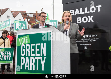 Bristol, UK. 2. Mai 2015. Grüne Partei Führer spricht über die Partei Verkehrspolitik, sprechen neben Bristol West Parlamentskandidatin Darren Hall im Zentrum von Bristol, UK. 2. Mai 2015. Bildnachweis: Redorbital Fotografie/Alamy Live-Nachrichten Stockfoto