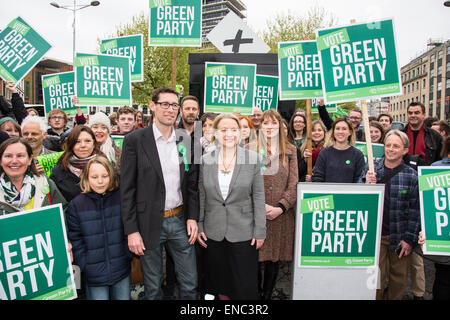 Bristol, UK. 2. Mai 2015. Grüne Partei Führer spricht über die Partei Verkehrspolitik, sprechen neben Bristol West Parlamentskandidatin Darren Hall im Zentrum von Bristol, UK. 2. Mai 2015. Bildnachweis: Redorbital Fotografie/Alamy Live-Nachrichten Stockfoto