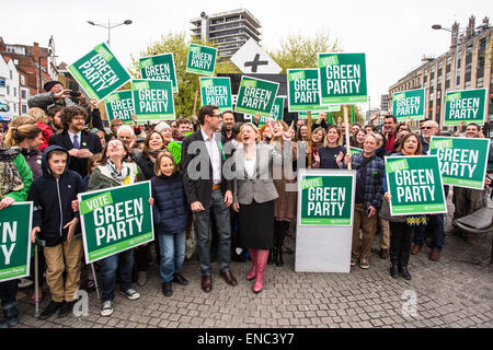 Bristol, UK. 2. Mai 2015. Grüne Partei Führer spricht über die Partei Verkehrspolitik, sprechen neben Bristol West Parlamentskandidatin Darren Hall im Zentrum von Bristol, UK. 2. Mai 2015. Bildnachweis: Redorbital Fotografie/Alamy Live-Nachrichten Stockfoto