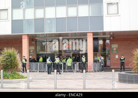 Blackpool UK, 2. Mai 2015, große Anzahl von Fans von Blackpool Football Club protestieren, den Betrieb und die Verwaltung des Vereins vom Besitzer Karl Oyston. Einige tragen Kostüm Outfits verspotten den Besitzer in einem Versuch, die Familie aus dem Club zu erhalten. Der Pre organisiert Protest bewirkt, dass einige Disrubtion auf den Straßen rund um den Boden als der Marsch machte seinen Weg nach unten Bloomfield Road Credit: Gary Telford/Alamy live-Nachrichten Stockfoto