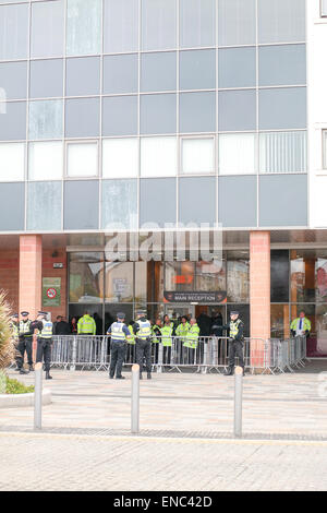 Blackpool UK, 2. Mai 2015, große Anzahl von Fans von Blackpool Football Club protestieren, den Betrieb und die Verwaltung des Vereins vom Besitzer Karl Oyston. Einige tragen Kostüm Outfits verspotten den Besitzer in einem Versuch, die Familie aus dem Club zu erhalten. Der Pre organisiert Protest bewirkt, dass einige Disrubtion auf den Straßen rund um den Boden als der Marsch machte seinen Weg nach unten Bloomfield Road Credit: Gary Telford/Alamy live-Nachrichten Stockfoto