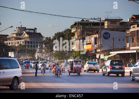 A Straßenszene auf Straße 13. Es ist am späten Nachmittag in Pakse, Süden von Laos, das Champasak Palace Hotel ist der Hintergrund Gebäude. Stockfoto