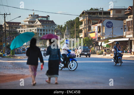 A Straßenszene auf Straße 13. Es ist am späten Nachmittag in Pakse, Süden von Laos, das Champasak Palace Hotel ist der Hintergrund Gebäude. Stockfoto