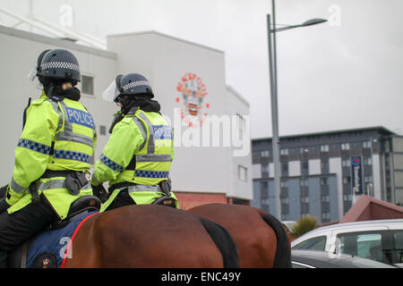 Blackpool UK, 2. Mai 2015, große Anzahl von Fans von Blackpool Football Club protestieren, den Betrieb und die Verwaltung des Vereins vom Besitzer Karl Oyston. Einige tragen Kostüm Outfits verspotten den Besitzer in einem Versuch, die Familie aus dem Club zu erhalten. Der Pre organisiert Protest bewirkt, dass einige Disrubtion auf den Straßen rund um den Boden als der Marsch machte seinen Weg nach unten Bloomfield Road Credit: Gary Telford/Alamy live-Nachrichten Stockfoto