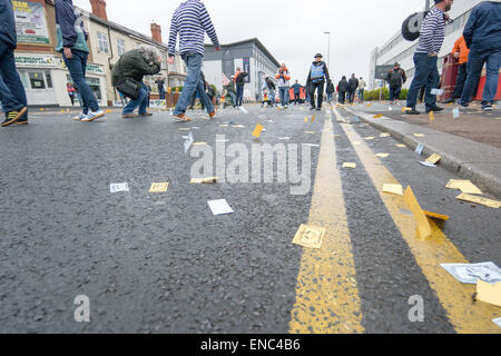 Blackpool UK, 2. Mai 2015, große Anzahl von Fans von Blackpool Football Club protestieren, den Betrieb und die Verwaltung des Vereins vom Besitzer Karl Oyston. Einige tragen Kostüm Outfits verspotten den Besitzer in einem Versuch, die Familie aus dem Club zu erhalten. Der Pre organisiert Protest bewirkt, dass einige Disrubtion auf den Straßen rund um den Boden als der Marsch machte seinen Weg nach unten Bloomfield Road Credit: Gary Telford/Alamy live-Nachrichten Stockfoto