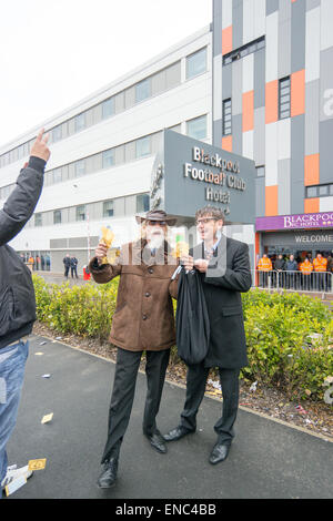 Blackpool UK, 2. Mai 2015, große Anzahl von Fans von Blackpool Football Club protestieren, den Betrieb und die Verwaltung des Vereins vom Besitzer Karl Oyston. Einige tragen Kostüm Outfits verspotten den Besitzer in einem Versuch, die Familie aus dem Club zu erhalten. Der Pre organisiert Protest bewirkt, dass einige Disrubtion auf den Straßen rund um den Boden als der Marsch machte seinen Weg nach unten Bloomfield Road Credit: Gary Telford/Alamy live-Nachrichten Stockfoto