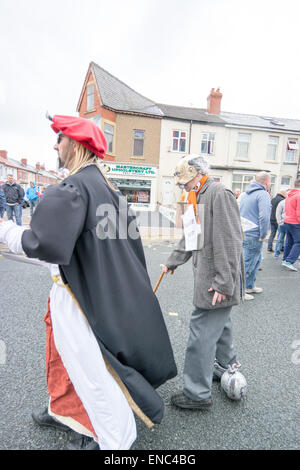 Blackpool UK, 2. Mai 2015, große Anzahl von Fans von Blackpool Football Club protestieren, den Betrieb und die Verwaltung des Vereins vom Besitzer Karl Oyston. Einige tragen Kostüm Outfits verspotten den Besitzer in einem Versuch, die Familie aus dem Club zu erhalten. Der Pre organisiert Protest bewirkt, dass einige Disrubtion auf den Straßen rund um den Boden als der Marsch machte seinen Weg nach unten Bloomfield Road Credit: Gary Telford/Alamy live-Nachrichten Stockfoto