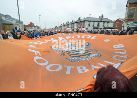 Blackpool UK, 2. Mai 2015, große Anzahl von Fans von Blackpool Football Club protestieren, den Betrieb und die Verwaltung des Vereins vom Besitzer Karl Oyston. Einige tragen Kostüm Outfits verspotten den Besitzer in einem Versuch, die Familie aus dem Club zu erhalten. Der Pre organisiert Protest bewirkt, dass einige Disrubtion auf den Straßen rund um den Boden als der Marsch machte seinen Weg nach unten Bloomfield Road Credit: Gary Telford/Alamy live-Nachrichten Stockfoto