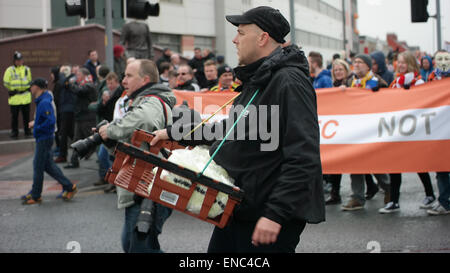 Blackpool UK, 2. Mai 2015, große Anzahl von Fans von Blackpool Football Club protestieren, den Betrieb und die Verwaltung des Vereins vom Besitzer Karl Oyston. Einige tragen Kostüm Outfits verspotten den Besitzer in einem Versuch, die Familie aus dem Club zu erhalten. Der Pre organisiert Protest bewirkt, dass einige Disrubtion auf den Straßen rund um den Boden als der Marsch machte seinen Weg nach unten Bloomfield Road Credit: Gary Telford/Alamy live-Nachrichten Stockfoto