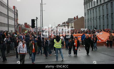 Blackpool UK, 2. Mai 2015, große Anzahl von Fans von Blackpool Football Club protestieren, den Betrieb und die Verwaltung des Vereins vom Besitzer Karl Oyston. Einige tragen Kostüm Outfits verspotten den Besitzer in einem Versuch, die Familie aus dem Club zu erhalten. Der Pre organisiert Protest bewirkt, dass einige Disrubtion auf den Straßen rund um den Boden als der Marsch machte seinen Weg nach unten Bloomfield Road Credit: Gary Telford/Alamy live-Nachrichten Stockfoto