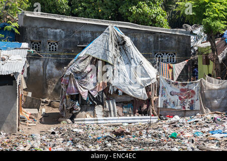 Armut in der Dritten Welt Lifestyle: Schlechte zelt Slums an den Ufern des verschmutzten Adyar Flussmündung in Chennai, Tamil Nadu, Südindien Stockfoto