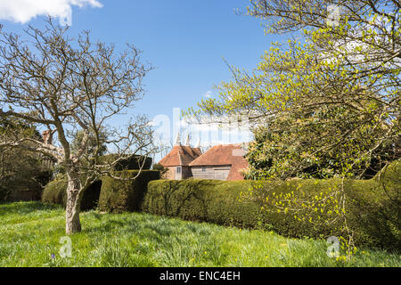 Traditionelle oast Häuser am Great Dixter, einem Land, das von Edwin Lutyens und Garten von Christopher Lloyd in Ewhurst, East Sussex, Großbritannien Stockfoto