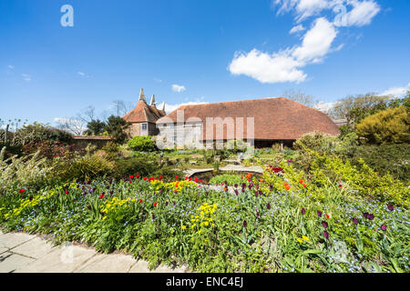 Oast Häuser am Great Dixter, ein Landhaus von Edwin Lutyens und Garten von Christopher Lloyd in Northiam, East Sussex, Großbritannien Stockfoto