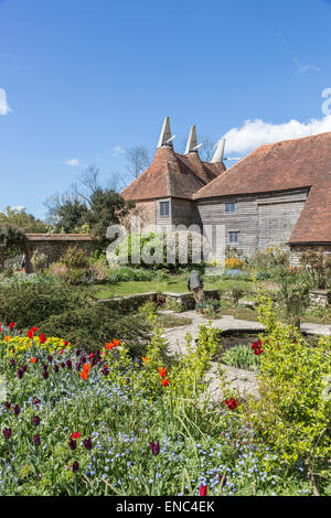 Sehenswürdigkeiten und Gärten: Oast Häuser am Great Dixter, einem Land, das von Edwin Lutyens und Garten von Christopher Lloyd in Ewhurst, East Sussex, Großbritannien Stockfoto