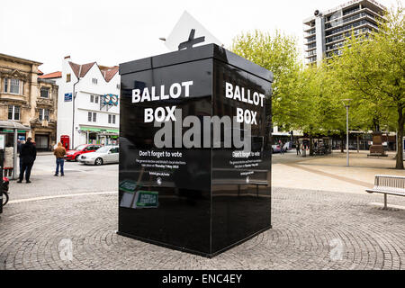 Riesige Urne im Zentrum von Bristol, UK. 2. Mai 2015. Stockfoto