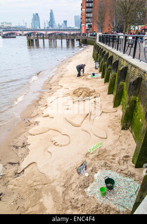 Sand Bildhauer Figuren in den Sand auf einer Sandbank am Fluss bei Ebbe für Tipps, auf der South Bank, Themse, London SE1 Stockfoto