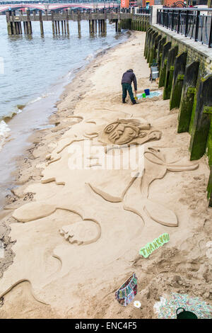 Sand Bildhauer Figuren in den Sand auf einer Sandbank am Fluss bei Ebbe für Tipps, auf der South Bank, Themse, London SE1 Stockfoto