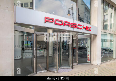 Eingang und Fassade des modernen Porsche Showroom in Berkeley Square im West End von London W1, England, Großbritannien Stockfoto