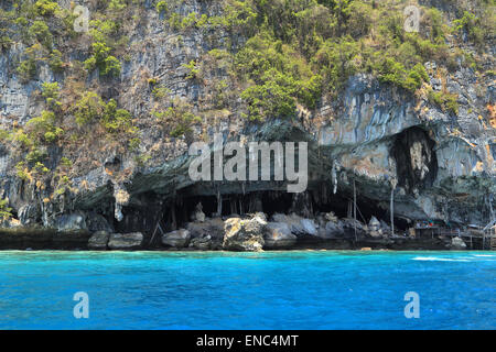 Viking-Höhle wo Vogelnester gesammelt werden. Insel Phi Phi Leh in Krabi, Thailand Stockfoto