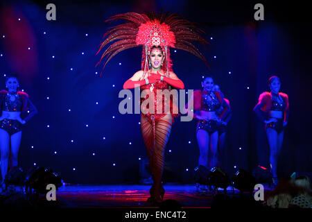 Die Lady Boys von Bangkok treten im Sabai Pavilion, Marlborough Place, Brighton, East Sussex, Großbritannien auf. Sie wohnen 4 Wochen lang im Brighton Fringe 2015. 1. Mai 2015 Stockfoto