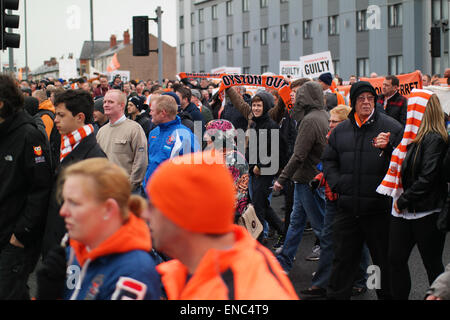 Blackpool UK, 2. Mai 2015, große Anzahl von Fans von Blackpool Football Club protestieren, den Betrieb und die Verwaltung des Vereins vom Besitzer Karl Oyston. Einige tragen Kostüm Outfits verspotten den Besitzer in einem Versuch, die Familie aus dem Club zu erhalten. Der Pre organisiert Protest bewirkt, dass einige Disrubtion auf den Straßen rund um den Boden als der Marsch machte seinen Weg nach unten Bloomfield Road Credit: Gary Telford/Alamy live-Nachrichten Stockfoto