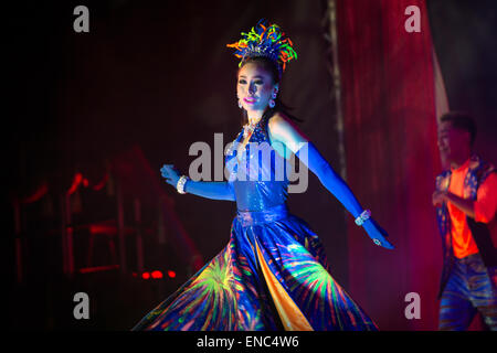 Die Lady Boys von Bangkok treten im Sabai Pavilion, Marlborough Place, Brighton, East Sussex, Großbritannien auf. Sie wohnen 4 Wochen lang im Brighton Fringe 2015. 1. Mai 2015 Stockfoto