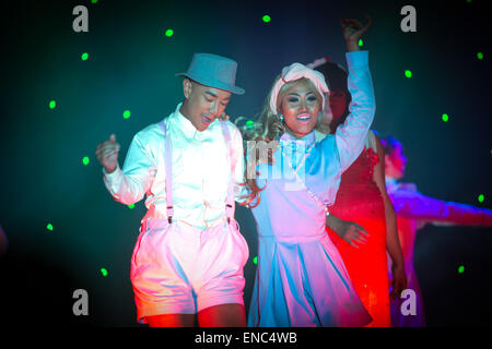 Die Lady Boys von Bangkok treten im Sabai Pavilion, Marlborough Place, Brighton, East Sussex, Großbritannien auf. Sie wohnen 4 Wochen lang im Brighton Fringe 2015. 1. Mai 2015 Stockfoto