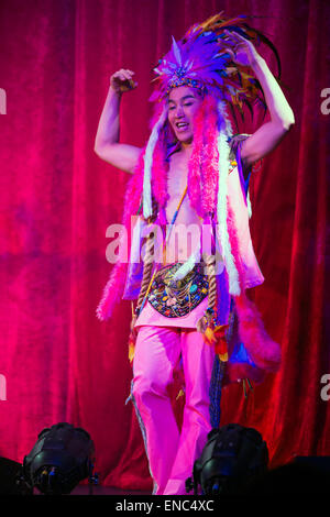 Die Lady Boys von Bangkok treten im Sabai Pavilion, Marlborough Place, Brighton, East Sussex, Großbritannien auf. Sie wohnen 4 Wochen lang im Brighton Fringe 2015. 1. Mai 2015 Stockfoto