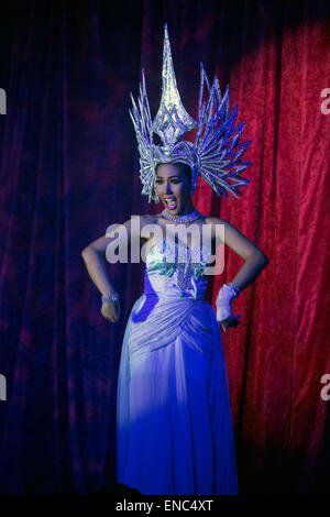 Die Lady Boys von Bangkok treten im Sabai Pavilion, Marlborough Place, Brighton, East Sussex, Großbritannien auf. Sie wohnen 4 Wochen lang im Brighton Fringe 2015. 1. Mai 2015 Stockfoto