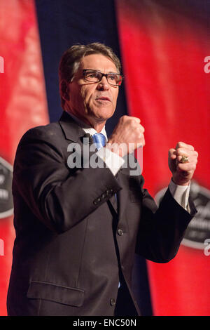 Ehemaligen texanischen Gouverneur Rick Perry befasst sich eine Menschenmenge für die 48. Silber Elefant Jahresessen am 1. Mai 2015 in Columbia, South Carolina. Die Veranstaltung geehrt Republican National Committee Chairman Reince Priebus und nahmen mehrere Präsidentschaftskandidaten. Stockfoto